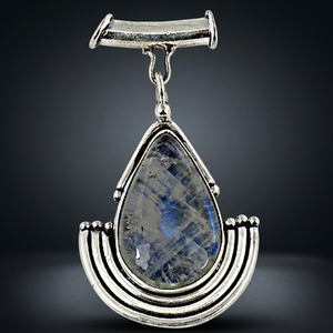 Pendentif élégant en argent avec pendentifs et breloques en pierre de lune arc-en-ciel - Product Image 3