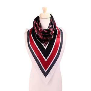 Foulard triangolare in seta 135x60cm con stampa digitale, elegante accessorio moda per donna - Product Image 1