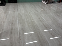 Carreaux de sol en pierre frittée aspect travertin beige, finition brillante, style classique, 1200x2400x9mm, pour la décoration intérieure d'hôtels et de villas