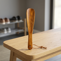 Chausse-pied en bois naturel à manche long et courbé avec trou de suspension pour la maison, l'hôtel, les magasins de chaussures et la vente en gros