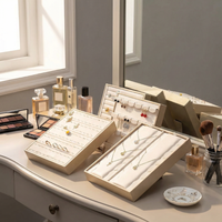 Plateau de présentation de bijoux de luxe en cuir PU doré avec fentes pour bagues, boucles d'oreilles et pendentifs
