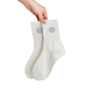 Calcetines de mujer estilo escolar a media pantorrilla recién llegados con bonita sonrisa bordada uso diario Logotipo de broma JP Ins en el cuerpo y el puño - Product Image 1