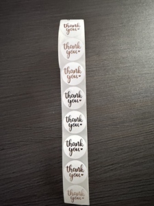 สติกเกอร์วงกลมพิมพ์โลโก้แบรนด์ตามสั่ง สำหรับบรรจุภัณฑ์อาหาร กาวติดกระดาษ PLA กันน้ำ ฉลากปิดผนึกแบบม้วน ฟอยล์สีทอง - Product Image 6