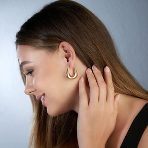 Nueva joyería de moda gruesa de alta calidad, pendientes de aro de tubo grueso grande hueco en forma de U hipoalergénico chapado en oro de 18 quilates para mujer - Product Image 4