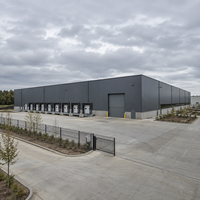 Entrepôt à grande portée en structure métallique, à connexion par boulons, avec portique métallique, atelier métallique, bâtiment logistique industriel résistant aux intempéries