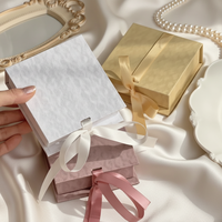 Nouvelle boîte d'emballage de bijoux de luxe carrée à rabat en ruban, pour le rangement de colliers, bagues et boucles d'oreilles, boîte cadeau avec logo imprimé