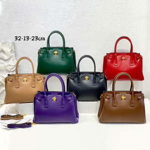 กระเป๋าสะพาย<span class=keywords><strong>ท</strong></span>รงสี่เหลี่ยมขนาดใหญ่สำห<span class=keywords><strong>รับ</strong></span>ผู้หญิง ดีไซน์หรูหรา<span class=keywords><strong>ท</strong></span>ันสมัย พร้อมตัวล็อคและสายสะพายคู่ ตกแต่งด้วยผ้าพันคอสีพื้น - Product Image 2