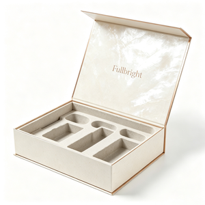 Boîte à couvercle magnétique personnalisée avec insert en pulpe pressée à l'état humide et logo en relief - Emballage en carton recyclé pour cadeau - Product Image 1