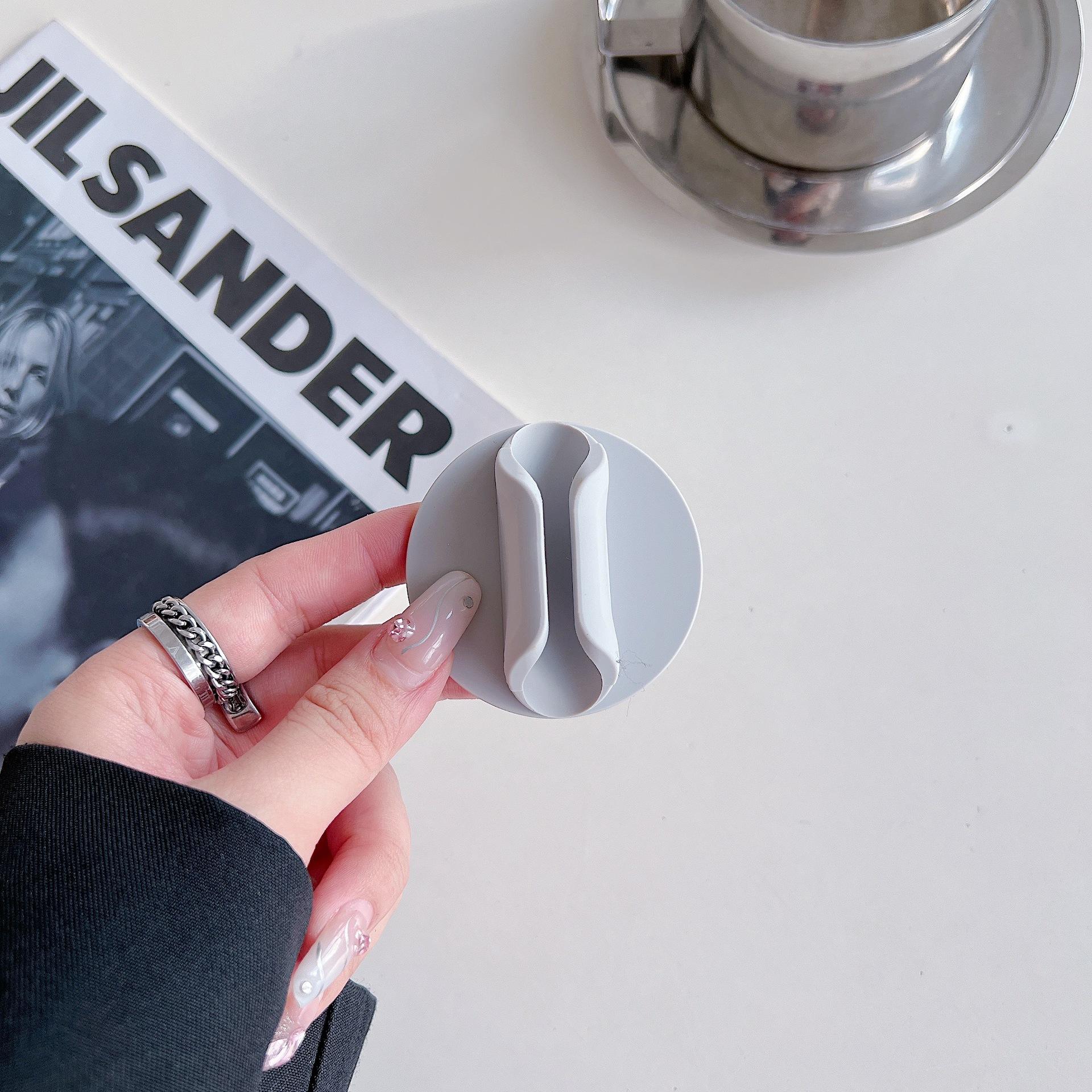 สีเทาเข้ม