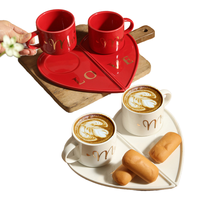 Ensemble de tasses à café contemporaines en céramique et porcelaine pour couple, avec plateau en forme de cœur divisé, impression dorée Mr & Mrs Love, finition sur glaçure, cadeau d'affaires