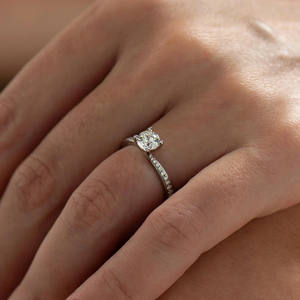 Anillo de plata de 18 quilates con diamante redondo clásico, joyería de compromiso de moda de lujo, venta al por mayor - Product Image 3