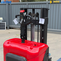 Gerbeur électrique double élévateur autoporté avec longueur de fourche de 1150 mm, pneus en PU et mât bi-étages pour une conduite en position debout