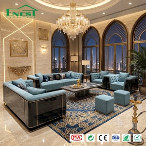 Ensemble de canapé Chesterfield capitonné en velours haut de gamme et table basse en marbre avec finition en métal doré pour salon de villa de luxe - Product Image 1