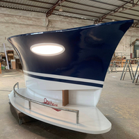 Comptoir de bar bleu en forme de bateau pour cave à vin en bois, avec éclairage LED, et tabourets de bar en plastique pour comptoir de cuisine