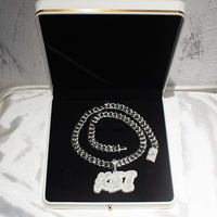 Bijoux de rappeur pour hommes : Chaîne en moissanite VVS avec pendentif personnalisé lettre/nom et pendentif Raiders entièrement serti de diamants