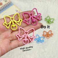 Porte-clés nœud papillon peint, pendentif coloré en alliage avec fermoir mousqueton, accessoire de bijoux DIY fait main, boucle de suspension pour poupée, mignon
