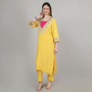 Elegante conjunto de kurta y pantalón para mujer, estilo diseñador, en colores amarillo y rosa, con adornos de cuentas y lentejuelas. - Product Image 1