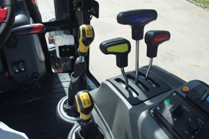 Tracteur agricole à transmission par engrenages, 4 roues motrices, avec leviers de commande faciles à utiliser, couleur noire - Product Image 1