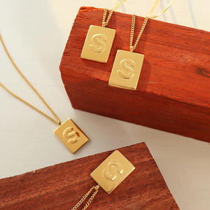 Vershal VSB1638 collana con Logo personalizzato in acciaio inossidabile placcato oro 18k placcato oro <span class=keywords><strong>S</strong></span> rilievo quadrato - Product Image 4