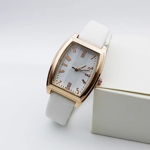 Reloj de Mujer Deportivo de Moda Antigua de Lujo Cuadrado Retro, Números con Incrustaciones de Diamantes, Movimiento de Cuarzo, Correa de Cuero y Aleación de Acero Inoxidable - Product Image 4