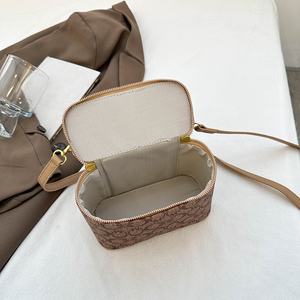 กระเป๋าเดินทางขนาดเล็กแบบถือ กระเป๋าถือรูปตัวอักษรทันสมัย ดีไซน์หรูหรา กระเป๋าสำหรับผู้หญิง - Product Image 2