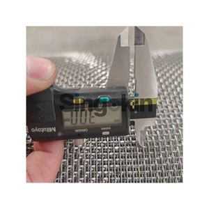 Rouleau <span class=keywords><strong>de</strong></span> filtre en maille métallique ondulée en acier inoxydable à mailles carrées 2x2, tissage uni, avec services <span class=keywords><strong>de</strong></span> soudage et <span class=keywords><strong>de</strong></span> pliage - Product Image 3