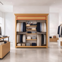 Vitrine de présentation en fer à grain de chêne avec moulure de couronne, cadre de signalétique rouge et étagères décalées pour la vente au détail et la vente en gros