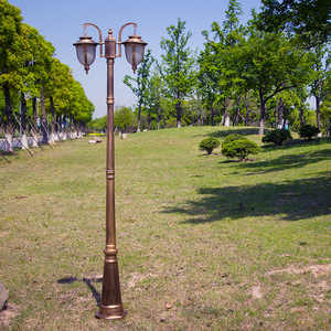 Lampadaire de jardin extérieur en laiton à LED blanc chaud avec abat-jour en verre IP65 AC 220V 2700K à détecteur de mouvement solaire et intensité variable - Product Image 5