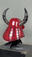 Capuche de samouraï rouge vif avec grandes cornes texturées, casque portable, idéal pour le cosplay, la collection et l'exposition