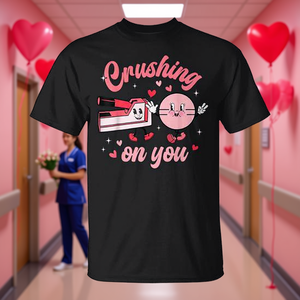 T-shirt pour femme « Crushing On You » pour la Saint-Valentin, pour les infirmières et le personnel médical - Product Image 3