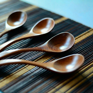 Cuillère en bois en gros, ustensile de cuisine artisanal en bois naturel - Product Image 1