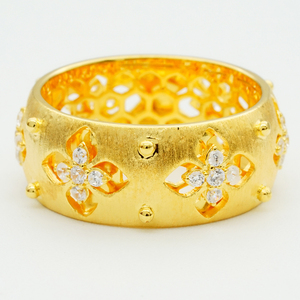 Texture Talks |   Bague Fleur Creuse Brossée en Or 14K avec Diamant Pavé Griffe 0.306ct Fini Mat Satiné |   Cadeau romantique - Product Image 5