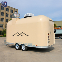 Petite remorque alimentaire mignonne, mini camion de nourriture avec équipements de cuisine