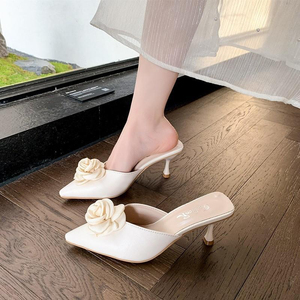 Mules da donna color <span class=keywords><strong>crema</strong></span> con decorazioni floreali, tacco a spillo, in PU liscio, a punta, slip-on, <span class=keywords><strong>per</strong></span> cocktail, occasioni formali, matrimoni, scarpe eleganti da invitata - Product Image 1