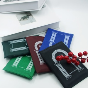 Base de plástico resistente e impermeable, antideslizante, alfombra de oración musulmana portátil para viajes con un diseño novedoso, se pliega en una bolsa pequeña para - Product Image 1