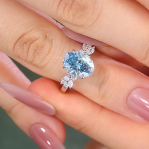 Anillo de compromiso de platino 950 con diamante azul vivo ovalado de laboratorio, engastado en puntas, de la marca Provence Jewellery, para novia. - Product Image 3
