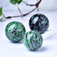 Vente en gros de boules naturelles rubis et émeraude décoration de bureau boule de cristal rubis et émeraude
