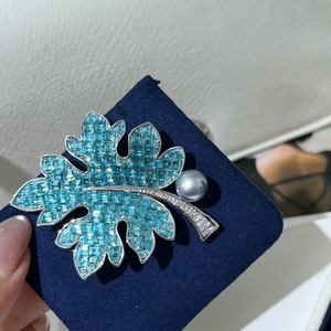 Broche de Cristal Conmemorativo del Año de la Serpiente 2025, Insignia de Flor para el Pecho de Año Nuevo con Diseño de Hoja de Dibujos Animados - Product Image 5