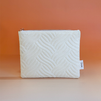 Pochette de maquillage en fibre de bambou matelassée avec logo personnalisé, sac de toilette de voyage tendance avec fermeture éclair, étui à maquillage portable