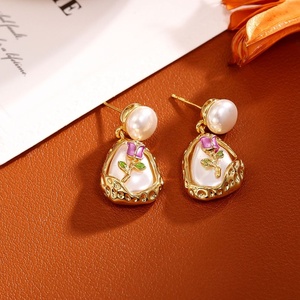 Exquisitos y Elegantes Pendientes de Perlas con Diseño Geométrico de Alta Gama, Chapados en Oro, con Engaste de Aleación de Cobre, Joyería de Moda para Mujer - Product Image 4