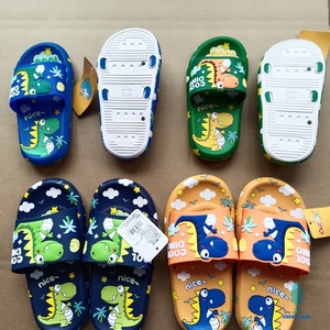 Vente en gros de sandales de bain d'intérieur d'été pour enfants, pantoufles confortables à semelles en PVC, mignonnes et antidérapantes pour garçons et filles - Product Image 6