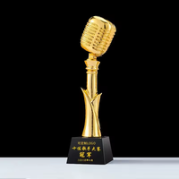 Trophée en résine métallique dorée, argentée et cuivrée en forme de microphone, avec cristaux, pour concours de chant et de musique