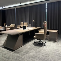Bureau de direction moderne de luxe en forme de L avec éclairage LED, table de bureau intelligente pour PDG avec prises intégrées