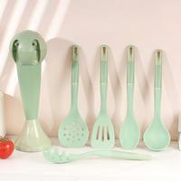 Ensemble de 6 ustensiles de cuisine en silicone intégrés à suspendre, vert sauge, avec support vertical peu encombrant, spatule et cuillère antiadhésives