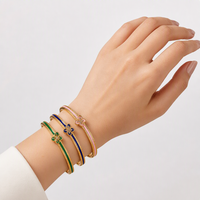 Bracelet tendance et mignon pour femme en acier inoxydable plaqué or jaune 18 carats avec trèfle à quatre feuilles géométrique chrétien et fleur en nacre noire
