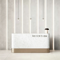 Comptoir de réception de luxe en acier inoxydable pour salon de coiffure et institut de beauté, avec finition grain de bois, petit bureau d'accueil doré pour formation en esthétique