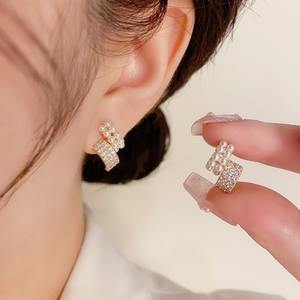 Pendientes de tuerca de arco de circón de perla minimalista de lujo Vintage francés para mujer S925 aguja de plata elegantes regalos de cobre exquisitos - Product Image 1