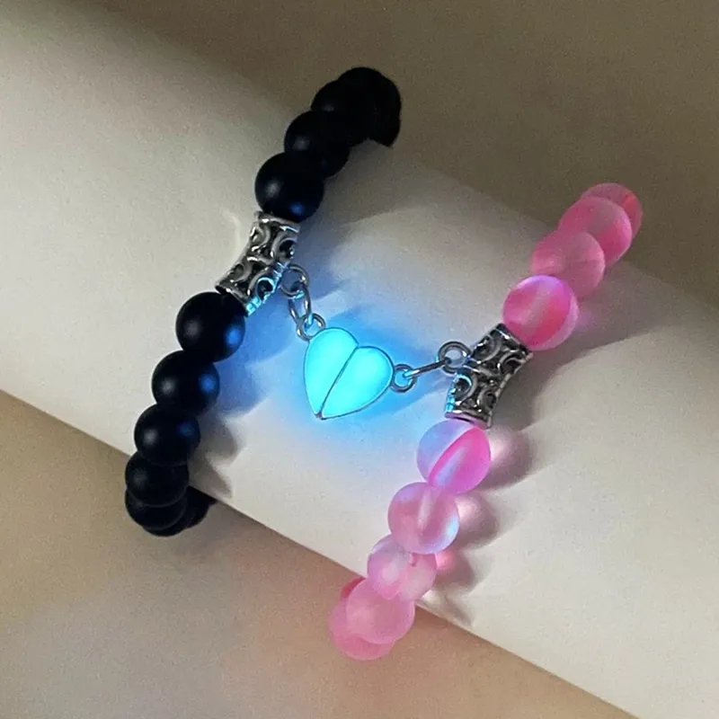 2-teiliges Paar Glow in the Dark magnetischer Herz-Scharm Perlen-Armband