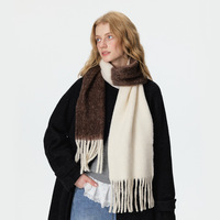 Écharpe à franges patchwork bicolore, douce et moelleuse, asymétrique, à blocs de couleur, écharpe d'hiver avec des pompons épais