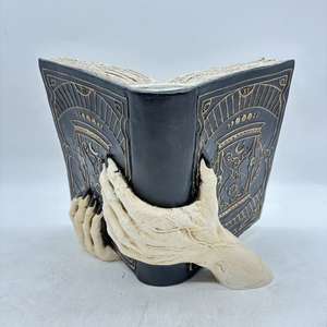 Personalización de un Accesorio Decorativo de Resina para Halloween: Mano de Bruja Espeluznante Sosteniendo un Libro de Hechizos Hocus Pocus, Ideal como Regalo - Product Image 4